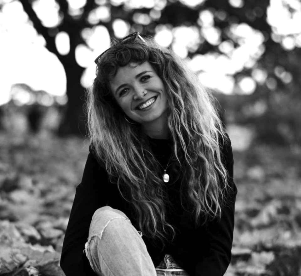 Joana Kühl, Psychotherapeutin in Ausbildung für systemische Therapie und HSP-Beratung in Berlin.